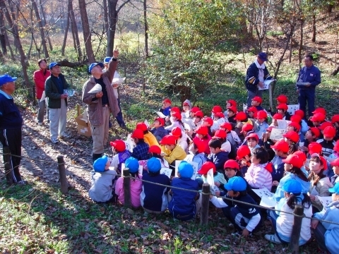 町立小学校の越冬幼虫調査で解説するボランティアの画像