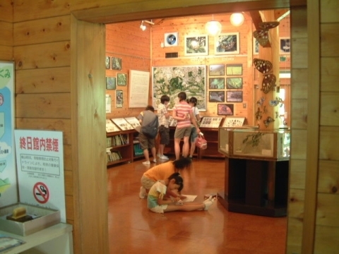 オオムラサキの森活動センターの内観