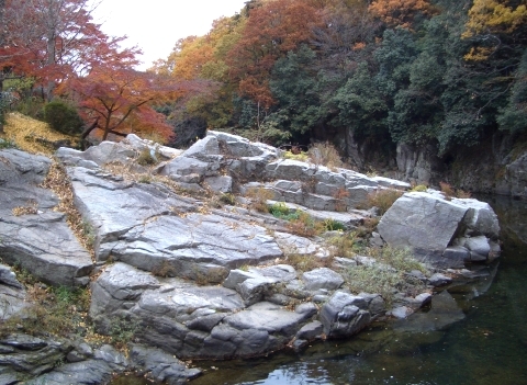 渓谷で見られる結晶片岩の岩畳。