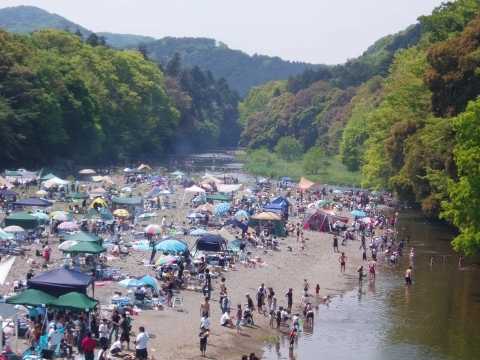 観光客で賑わう槻川橋下のバーベキュー場の画像