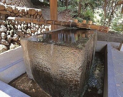 鎌形八幡神社の境内にある、義仲誕生の際に産湯にしたとされる清水の写真